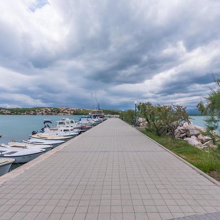 Apartment Luka Dobrinj Bagian luar foto